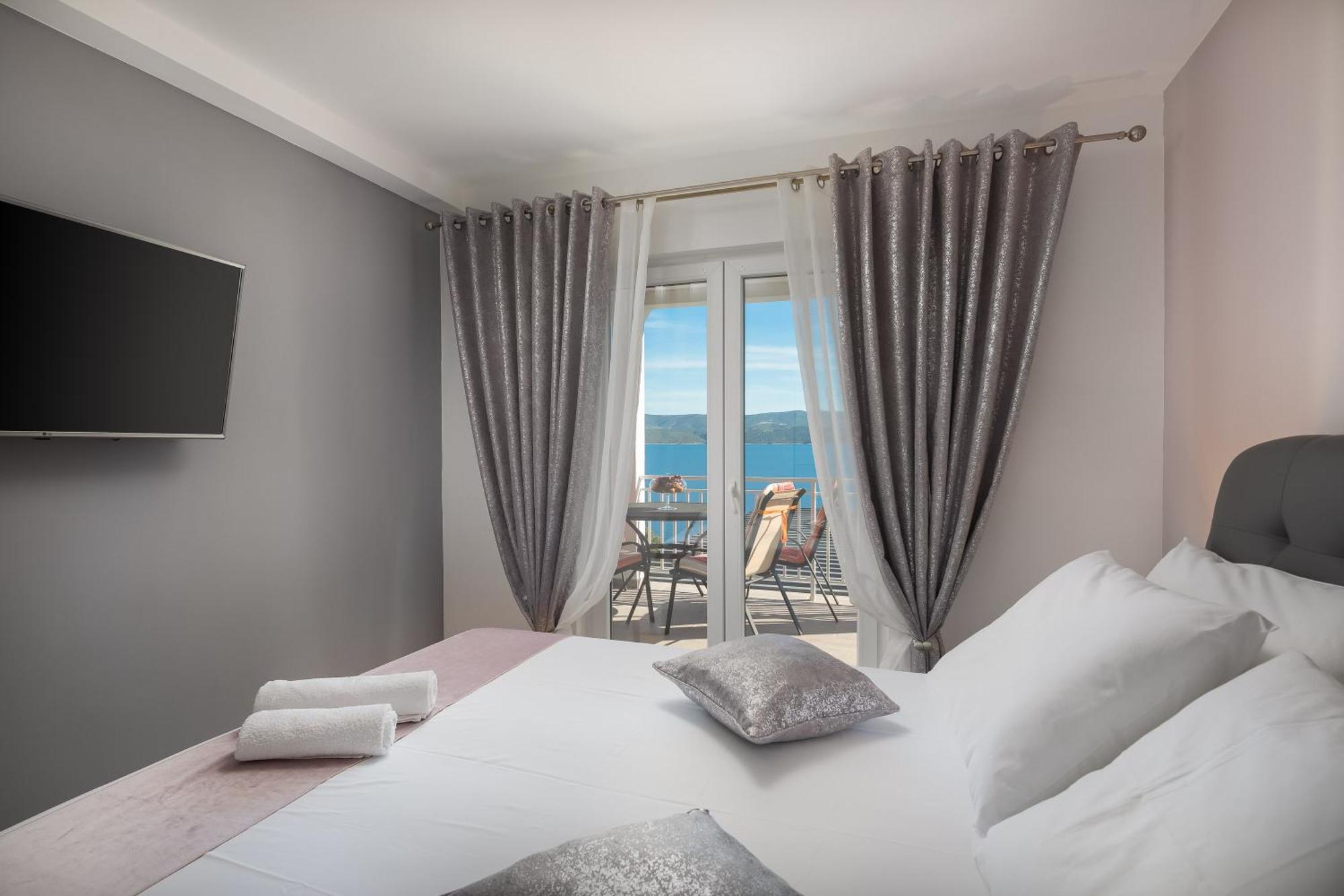 Luxury Seafront Villa With Heated Pool, Jacuzzi, Sea View, 150 M From Beach Stanici Zewnętrze zdjęcie